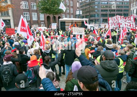 Warnstreik im öffentlichen Dienst Gewerkschaft ver.di Verdi Arbeitsniederlegungen im öffentlichen Dienst Angestellte aller Landesbehörden und Landesbetriebe Abschlusskundgebung auf dem Gänsemarkt Streikrecht Tarifstreit Tarifverhandlungen für die Beschäftigten der Bundesländer 20231107ad733 Amburgo Germania *** sciopero di avvertimento nel settore pubblico il sindacato ver di Verdi lavora con i dipendenti del settore pubblico di tutte le autorità statali e della State Enterprises Final raduno a Gänsemarkt diritto di sciopero contrattazione collettiva disputa contrattazione collettiva per i dipendenti del Foto Stock