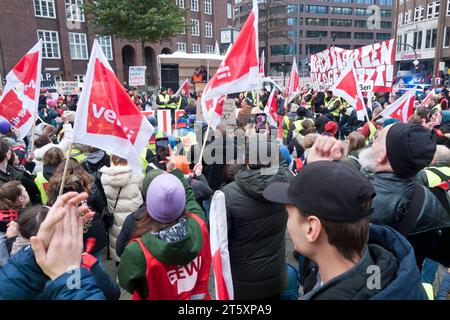 Warnstreik im öffentlichen Dienst Gewerkschaft ver.di Verdi Arbeitsniederlegungen im öffentlichen Dienst Angestellte aller Landesbehörden und Landesbetriebe Abschlusskundgebung auf dem Gänsemarkt Streikrecht Tarifstreit Tarifverhandlungen für die Beschäftigten der Bundesländer 20231107ad738 Amburgo Germania *** sciopero di avvertimento nel settore pubblico il sindacato ver di Verdi lavora con i dipendenti del settore pubblico di tutte le autorità statali e della State Enterprises Final raduno a Gänsemarkt diritto di sciopero contrattazione collettiva disputa contrattazione collettiva per i dipendenti del Foto Stock