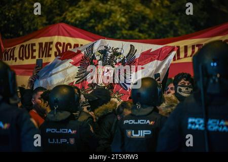 Madrid, Spagna. 6 novembre 2023. Un gruppo di accuse di polizia antisommossa contro i manifestanti che tentano di rompere il cordone della polizia durante la manifestazione di estrema destra contro l'amnistia dei politici catalani e contro il presidente in carica del governo spagnolo, Pedro Sanchez. (Foto di David Canales/SOPA Images/Sipa USA) credito: SIPA USA/Alamy Live News Foto Stock