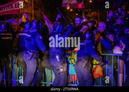 Madrid, Spagna. 6 novembre 2023. Un gruppo di accuse di polizia antisommossa contro i manifestanti che tentano di rompere il cordone della polizia durante la manifestazione di estrema destra contro l'amnistia dei politici catalani e contro il presidente in carica del governo spagnolo, Pedro Sanchez. (Foto di David Canales/SOPA Images/Sipa USA) credito: SIPA USA/Alamy Live News Foto Stock