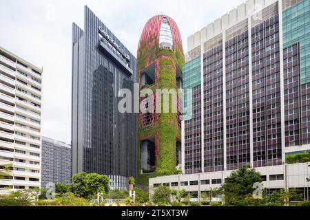 L'Oasis Hotel Downtown è immerso in splendide piante verdi, la facciata ha la metà della temperatura rispetto al vetro, all'acciaio e al granito di Singapore. Foto Stock