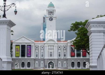 Architettura del Victoria Theatre e periodo della stagione monsonica nel novembre 2023, Singapore. Un centro per le arti dello spettacolo nell'area centrale Foto Stock