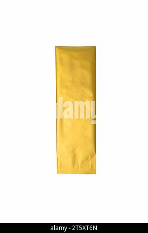 Sacchetto con fazzoletto laterale metallizzato dorato isolato su sfondo bianco. Mockup vuoto del modello di imballaggio della pellicola. Caffè metallizzato e alla moda Foto Stock