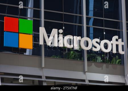 Cartellonistica e logo Microsoft sulla facciata di un edificio commerciale, Singapore. Foto Stock