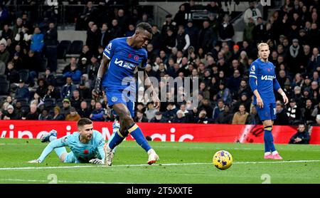 Londra, Regno Unito. 6 novembre 2023. Nicolas Jackson del Chelsea segna il 4° gol delle sue squadre. Partita di Premier League, Tottenham Hotspur contro Chelsea al Tottenham Hotspur Stadium di Londra lunedì 6 novembre 2023. Questa immagine può essere utilizzata solo per scopi editoriali. Foto solo editoriale di Sandra Mailer/Andrew Orchard fotografia sportiva/Alamy Live news credito: Andrew Orchard fotografia sportiva/Alamy Live News Foto Stock