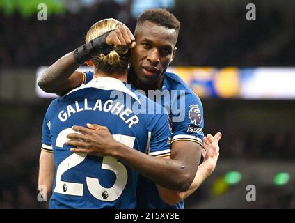 Londra, Regno Unito. 6 novembre 2023. Nicolas Jackson del Chelsea festeggia il suo secondo gol con Conor Gallagher del Chelsea. Al Tottenham Hotspur Stadium Premier League Match, Tottenham Hotspur contro Chelsea allo Stadio Tottenham Hotspur di Londra lunedì 6 novembre 2023. Questa immagine può essere utilizzata solo per scopi editoriali. Foto solo editoriale di Sandra Mailer/Andrew Orchard fotografia sportiva/Alamy Live news credito: Andrew Orchard fotografia sportiva/Alamy Live News Foto Stock