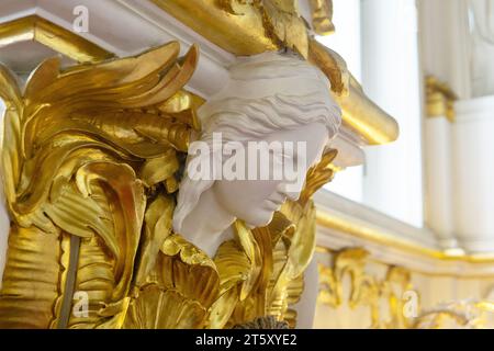 San Pietroburgo, Russia - 3 agosto 2023: Elemento interno barocco, scultura sulle scale della Giordania nel Palazzo d'Inverno Foto Stock