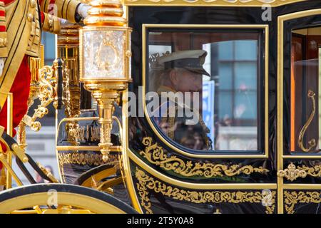 Londra, Regno Unito. 7 novembre 2023. Londra, Regno Unito. 7 novembre 2023. Re Carlo fu guidato lungo Whitehall sulla strada per l'apertura statale del Parlamento, dove annuncerà i piani legislativi del governo fino alle prossime elezioni. Ha cavalcato su una carrozza di stato, ma ha incontrato alcuni manifestanti che sventolavano bandiere e cartelloni 'Not My King'.Credit: Richard Lincoln/Alamy Live News Credit: Richard Lincoln/Alamy Live News Foto Stock