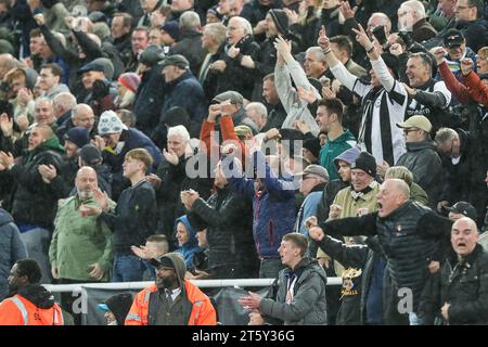 I tifosi del Newcastle celebrano Anthony Gordon di Newcastle che segna 1-0 - Newcastle United contro Arsenal, Premier League, St James' Park, Newcastle upon Tyne, Regno Unito - 4 novembre 2023 solo per uso editoriale - si applicano le restrizioni DataCo Foto Stock