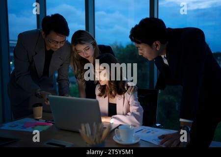 Operai colletti bianchi che lavorano fino a tardi. Concetto di occupazione e lavoro fino a tardi. Foto Stock