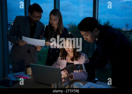 Operai colletti bianchi che lavorano fino a tardi. Concetto di occupazione e lavoro fino a tardi. Foto Stock