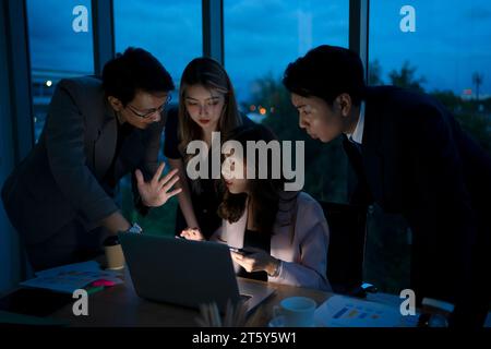 Operai colletti bianchi che lavorano fino a tardi. Concetto di occupazione e lavoro fino a tardi. Foto Stock