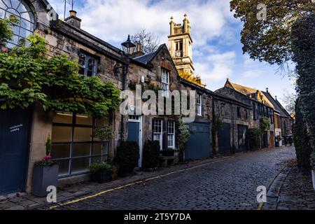 Edimburgo, Regno Unito. 7 novembre 2023 nella foto: Il Consiglio di Edimburgo rifiuta il permesso di progettare la conversione di una proprietà in una delle strade più fotografate di Edimburgo, Circus Lane, per essere utilizzata come proprietà in affitto a breve termine. I residenti si erano lamentati del fatto che l'uso della proprietà per STL avrebbe attirato il rumore nella pittoresca strada. La proprietà di Circus Lane che ha avuto il permesso di progettare si è rifiutata di convertirsi in un affitto a breve termine. Crediti: Rich Dyson/Alamy Live News Foto Stock