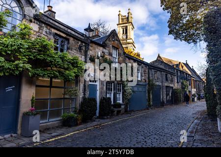 Edimburgo, Regno Unito. 7 novembre 2023 nella foto: Il Consiglio di Edimburgo rifiuta il permesso di progettare la conversione di una proprietà in una delle strade più fotografate di Edimburgo, Circus Lane, per essere utilizzata come proprietà in affitto a breve termine. I residenti si erano lamentati del fatto che l'uso della proprietà per STL avrebbe attirato il rumore nella pittoresca strada. La proprietà di Circus Lane che ha avuto il permesso di progettare si è rifiutata di convertirsi in un affitto a breve termine. Crediti: Rich Dyson/Alamy Live News Foto Stock