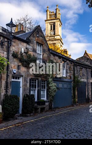 Edimburgo, Regno Unito. 7 novembre 2023 nella foto: Il Consiglio di Edimburgo rifiuta il permesso di progettare la conversione di una proprietà in una delle strade più fotografate di Edimburgo, Circus Lane, per essere utilizzata come proprietà in affitto a breve termine. I residenti si erano lamentati del fatto che l'uso della proprietà per STL avrebbe attirato il rumore nella pittoresca strada. La proprietà di Circus Lane che ha avuto il permesso di progettare si è rifiutata di convertirsi in un affitto a breve termine. Crediti: Rich Dyson/Alamy Live News Foto Stock