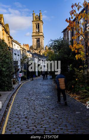 Edimburgo, Regno Unito. 7 novembre 2023 nella foto: Il Consiglio di Edimburgo rifiuta il permesso di progettare la conversione di una proprietà in una delle strade più fotografate di Edimburgo, Circus Lane, per essere utilizzata come proprietà in affitto a breve termine. I residenti si erano lamentati del fatto che l'uso della proprietà per STL avrebbe attirato il rumore nella pittoresca strada. Vista generale di Circus Lane. Crediti: Rich Dyson/Alamy Live News Foto Stock