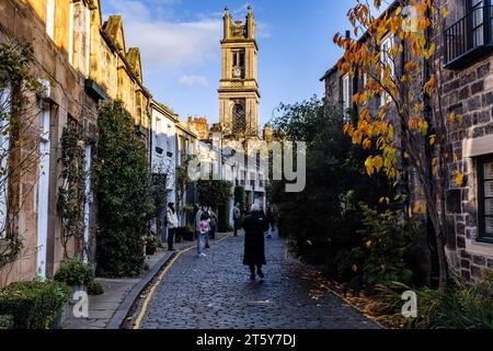 Edimburgo, Regno Unito. 7 novembre 2023 nella foto: Il Consiglio di Edimburgo rifiuta il permesso di progettare la conversione di una proprietà in una delle strade più fotografate di Edimburgo, Circus Lane, per essere utilizzata come proprietà in affitto a breve termine. I residenti si erano lamentati del fatto che l'uso della proprietà per STL avrebbe attirato il rumore nella pittoresca strada. Vista generale di Circus Lane. Crediti: Rich Dyson/Alamy Live News Foto Stock