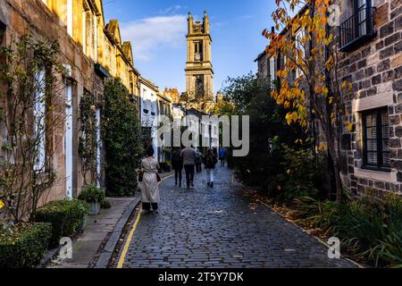 Edimburgo, Regno Unito. 7 novembre 2023 nella foto: Il Consiglio di Edimburgo rifiuta il permesso di progettare la conversione di una proprietà in una delle strade più fotografate di Edimburgo, Circus Lane, per essere utilizzata come proprietà in affitto a breve termine. I residenti si erano lamentati del fatto che l'uso della proprietà per STL avrebbe attirato il rumore nella pittoresca strada. Vista generale di Circus Lane. Crediti: Rich Dyson/Alamy Live News Foto Stock