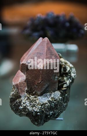 Brno, Repubblica Ceca. 7 novembre 2023. Il Museo Moravo ha aperto una mostra di minerali e macrofotografie di agate lucidate del geologo Jiri Sura, Worlds Hidden in Stone, 7 novembre 2023, Palazzo Dietrichstein, Brno. Nella foto è una cassiterite. Crediti: Patrik Uhlir/CTK Photo/Alamy Live News Foto Stock