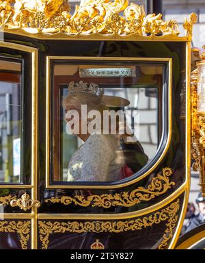 Londra, Regno Unito. 7 novembre 2023. HM King Charles e Queen Camilla furono guidati lungo Whitehall sulla strada per l'apertura statale del Parlamento Credit: Richard Lincoln/Alamy Live News Credit: Richard Lincoln/Alamy Live News Foto Stock