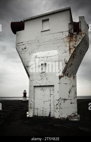 Foghorn marino e faro al punto di Ayre, Isola di Man. Foto Stock