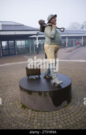 La mascotte Jolly Fisherman di Skegness fuori dalla stazione ferroviaria in una mattinata nebbiosa Foto Stock