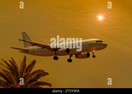 Atterraggio aereo verso il tramonto. Airbus A320-200 livrea gratuita. Foto Stock