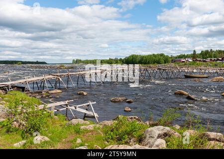 Kukkolaforsen i Norrbotten. Il torrente Kukkola è famoso per la pesca del merluzzo bianco. Foto Stock