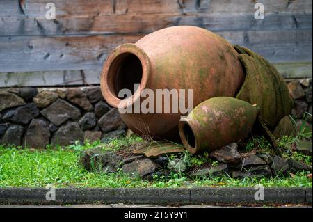 Vecchie caraffe tradizionali georgiane kvevri per la vinificazione Foto Stock