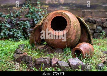 Vecchie caraffe tradizionali georgiane kvevri per la vinificazione Foto Stock