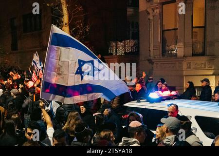 La United Jewish Appeal Federation di New York tiene una manifestazione a Central Park West a Manhattan, New York lunedì 6 novembre 2023. Mentre la guerra Israele-Hamas si chiude nei suoi primi 30 giorni, le richieste di riportare a casa ostaggi israeliani presi dal gruppo militante di Hamas diventano più vigorose. (Foto di Cristina Matuozzi/Sipa USA) Foto Stock