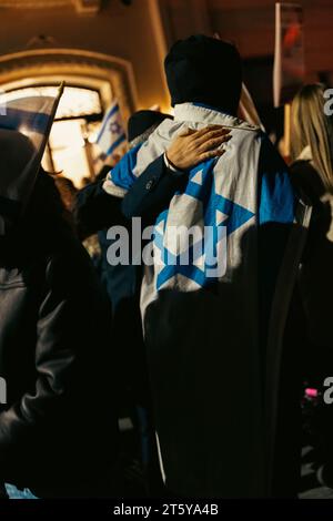 La United Jewish Appeal Federation di New York tiene una manifestazione a Central Park West a Manhattan, New York lunedì 6 novembre 2023. Mentre la guerra Israele-Hamas si chiude nei suoi primi 30 giorni, le richieste di riportare a casa ostaggi israeliani presi dal gruppo militante di Hamas diventano più vigorose. (Foto di Cristina Matuozzi/Sipa USA) Foto Stock