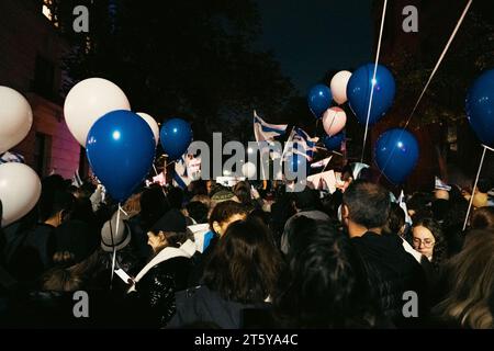 La United Jewish Appeal Federation di New York tiene una manifestazione a Central Park West a Manhattan, New York lunedì 6 novembre 2023. Mentre la guerra Israele-Hamas si chiude nei suoi primi 30 giorni, le richieste di riportare a casa ostaggi israeliani presi dal gruppo militante di Hamas diventano più vigorose. (Foto di Cristina Matuozzi/Sipa USA) Foto Stock