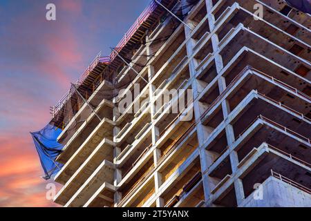 Durante la costruzione di un grande grattacielo cittadino americano, sono state erette nuove torri di costruzione Foto Stock