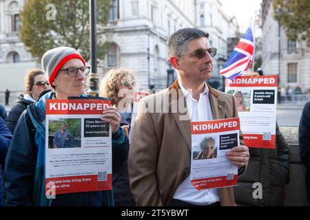 Londra, Regno Unito. 7 novembre 2023. Una veglia si svolge per le vittime di rapimento israeliano di fronte a Downing Street, a Westminster. Oggi segna un mese dagli attacchi di Hamas su Israele del sabato nero 7 ottobre. Le famiglie di vittime di rapimenti temono di essere dimenticate mentre continuano le polemiche sul bombardamento di Gaza. Furono cantati canti di Bring Them Home, così come preghiere per i morti e i rapiti e fu tenuto un minuto di silenzio. Crediti: Anna Watson/Alamy Live News Foto Stock