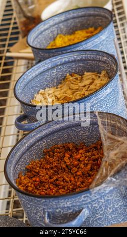 menu dei pasti, tre contenitori di cibo, tempe fritto, pollo grattugiato e riso giallo Foto Stock