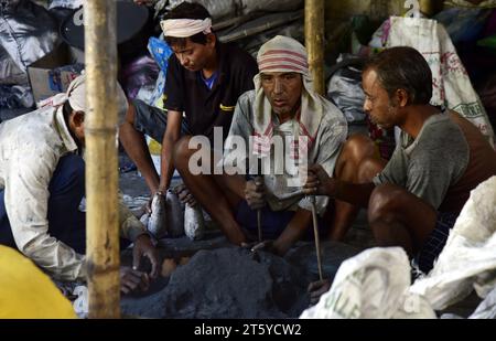 Guwahati, Guwahati, India. 5 novembre 2023. Gli abitanti del villaggio preparano i tradizionali cracker antincendio in vista della festa indù Diwali, il festival della luce nel distretto di Nalbari, Assam India, domenica 5 novembre 2023. (Immagine di credito: © Dasarath Deka/ZUMA Press Wire) SOLO USO EDITORIALE! Non per USO commerciale! Foto Stock