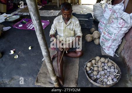 Guwahati, Guwahati, India. 5 novembre 2023. Gli abitanti del villaggio preparano i tradizionali cracker antincendio in vista della festa indù Diwali, il festival della luce nel distretto di Nalbari, Assam India, domenica 5 novembre 2023. (Immagine di credito: © Dasarath Deka/ZUMA Press Wire) SOLO USO EDITORIALE! Non per USO commerciale! Foto Stock