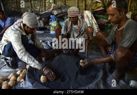 Guwahati, Guwahati, India. 5 novembre 2023. Gli abitanti del villaggio preparano i tradizionali cracker antincendio in vista della festa indù Diwali, il festival della luce nel distretto di Nalbari, Assam India, domenica 5 novembre 2023. (Immagine di credito: © Dasarath Deka/ZUMA Press Wire) SOLO USO EDITORIALE! Non per USO commerciale! Foto Stock