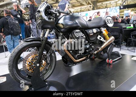 News - EICMA - 80a Edizione della Fiera Internazionale ciclo e Moto Guzzi V7 850 Cafe Racer bike esposta alla 80a edizione di EICMA - Salone Internazionale ciclo e Moto di Milano alla Fiera di Rho il 7 novembre 2023, Rho - Milano, Italia. Milano Fiera Rho Italia Copyright: XRobertoxTommasinix/xLiveMediax LPN 1122118 Foto Stock