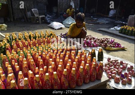 Guwahati, Guwahati, India. 5 novembre 2023. Un giovane che si occupa dei tradizionali cracker antincendio in vista della festa indù Diwali, il festival della luce nel distretto di Nalbari, Assam India, domenica 5 novembre 2023. (Immagine di credito: © Dasarath Deka/ZUMA Press Wire) SOLO USO EDITORIALE! Non per USO commerciale! Foto Stock