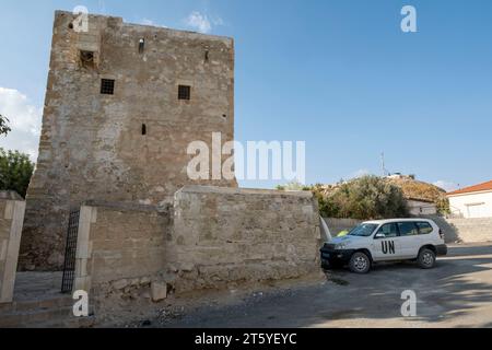 Torre medievale nel villaggio di Pyla, distretto di Larnaca, Repubblica di Cipro. Foto Stock