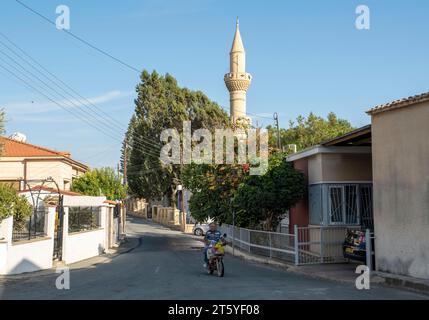 Minareto della moschea del villaggio di Pyla, distretto di Larnaca, Repubblica di Cipro. Foto Stock