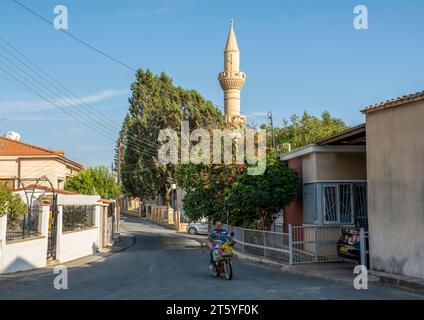 Minareto della moschea del villaggio di Pyla, distretto di Larnaca, Repubblica di Cipro. Foto Stock