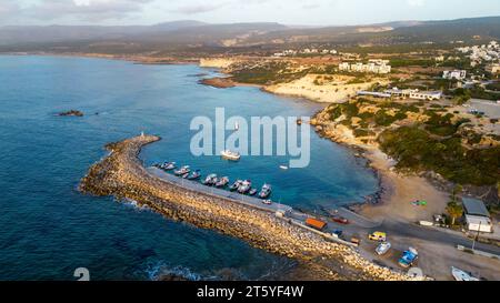 Veduta aerea del porto e della chiesa di Agios Georgios (St Georges), Akamas, Paphos, Cipro Foto Stock