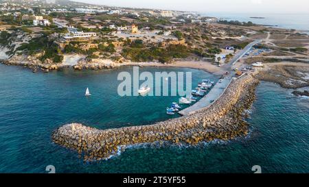 Veduta aerea del porto e della chiesa di Agios Georgios (St Georges), Akamas, Paphos, Cipro Foto Stock