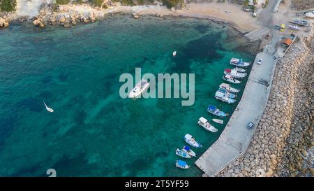 Veduta aerea del porto e della chiesa di Agios Georgios (St Georges), Akamas, Paphos, Cipro Foto Stock