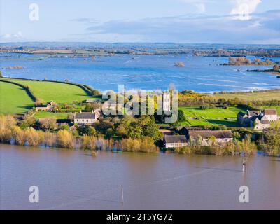 Muchelney, Somerset, Regno Unito. 7 novembre 2023. Vista dall'aria dei campi allagati sul Somerset Levels a Muchelney nel Somerset dopo che il fiume Parrett ha rotto le sue rive dopo la recente prolungata pioggia causata dalle recenti tempeste. Foto: Graham Hunt/Alamy Live News. Foto Stock