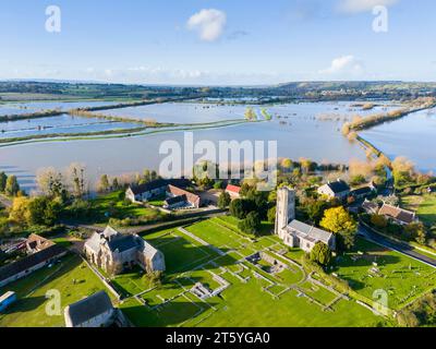 Muchelney, Somerset, Regno Unito. 7 novembre 2023. Vista dall'aria dei campi allagati sul Somerset Levels a Muchelney nel Somerset dopo che il fiume Parrett ha rotto le sue rive dopo la recente prolungata pioggia causata dalle recenti tempeste. Foto: Graham Hunt/Alamy Live News. Foto Stock