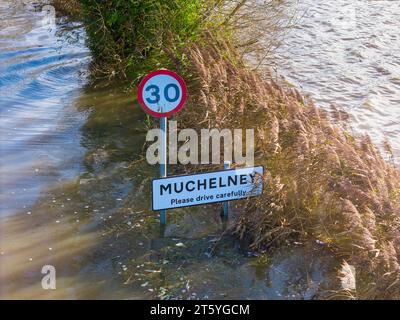 Muchelney, Somerset, Regno Unito. 7 novembre 2023. Vista dall'aria dei campi allagati sul Somerset Levels a Muchelney nel Somerset dopo che il fiume Parrett ha rotto le sue rive dopo la recente prolungata pioggia causata dalle recenti tempeste. Foto: Graham Hunt/Alamy Live News. Foto Stock